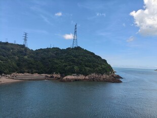 海边青山与输电塔景观