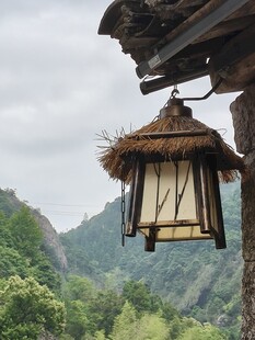 山间草顶灯笼自然景致