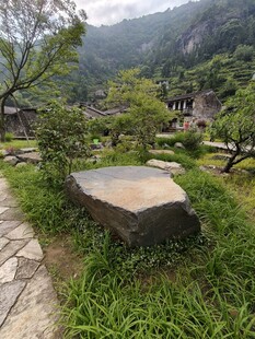 山间石景绿意环绕的静谧处