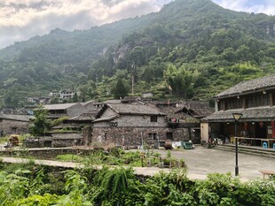 山间古朴村落景观