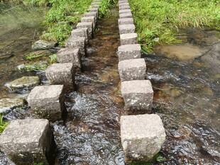 石板铺就的溪边小径