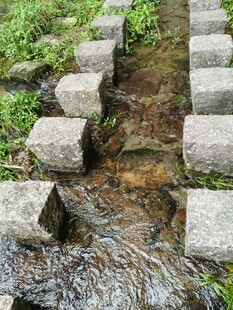 石板小径穿流潺潺溪水