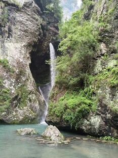 山间瀑布下的清幽绿水