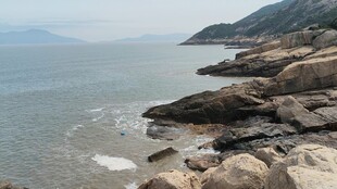 海边嶙峋礁石与辽阔海景