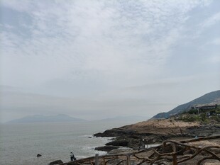海边风景岩石与远山