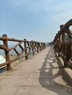 海边木质栈道延伸向远方