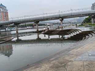 城市河道旁的桥梁景观