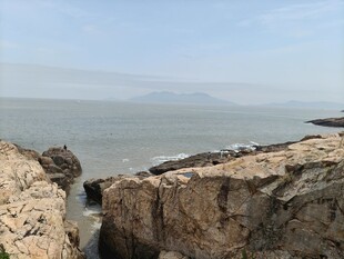 海边嶙峋岩石与辽阔海景