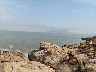 海边嶙峋礁石与辽阔海景