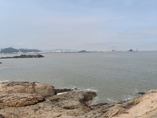 海边岩石与辽阔海面景色