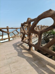 海边独特造型的木质护栏