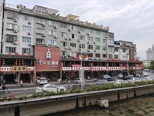 河畔街边多层建筑景观