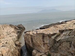 海边嶙峋岩石景观