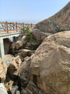 山间石桥穿巨石而过