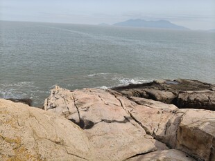 海边嶙峋岩石与辽阔海景