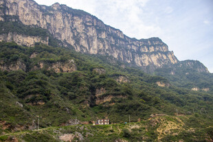 壮丽山峦绿意浓