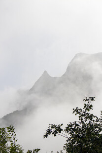 云雾缭绕中的山峦景致