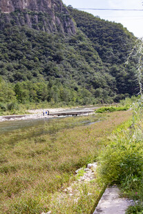 山间河畔的自然景致