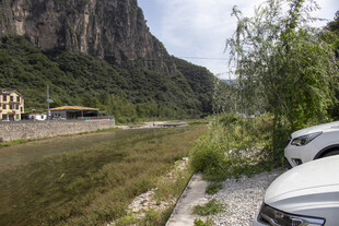 山间路旁停驻的汽车风景