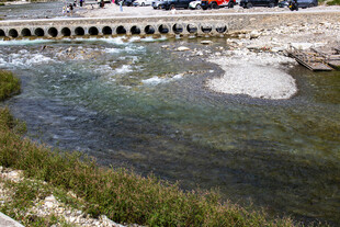 河流上的石桥与周边景致