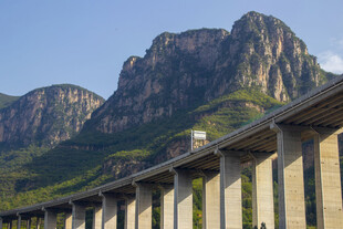 高架桥横跨壮丽山景