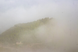 云雾缭绕的青山美景