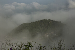 云雾缭绕中的山峦美景