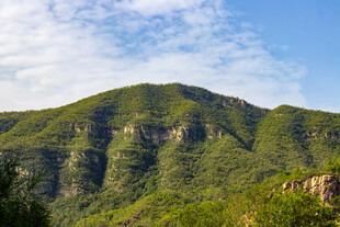 青山葱郁的秀丽山峦