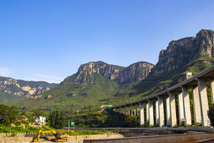 壮丽山景与公路景观