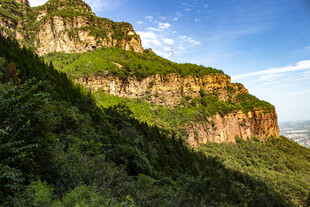 峻峭青山绿意浓