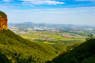山峦绿野间的城市远景