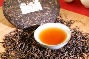 普洱熟茶 杯中茶汤诱人