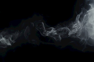 黑色背景上的缥缈烟雾