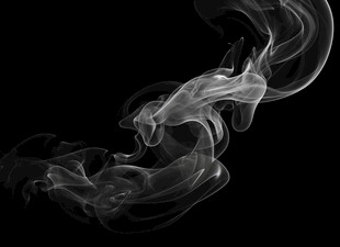 黑色背景下的飘逸烟雾