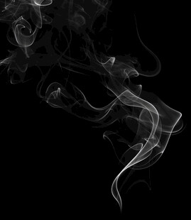 黑色背景上的曼妙白色烟雾