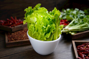 碗中生菜与多样食材