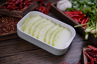 白盘装切好的冬瓜片