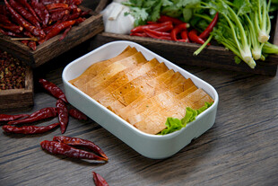 方形盘中美味诱人的豆干