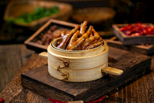 竹制容器中的美味卤味