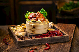 竹制蒸笼里的美味郡肝