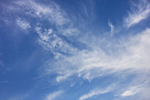 蔚蓝天空中的飘逸云彩