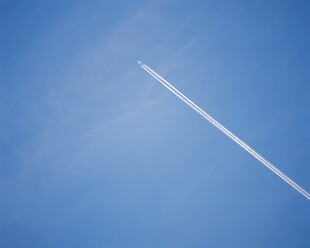 蓝天中飞机留下的航迹
