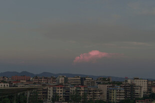 城市上空的梦幻粉色云朵