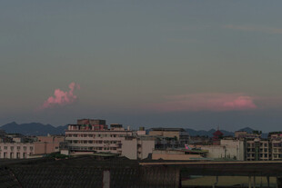 城市上空的梦幻粉色云彩