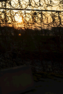 夕阳下的铁艺围栏美景