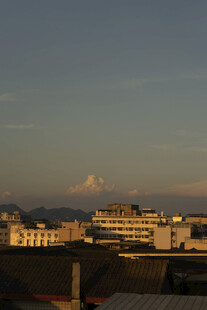 黄昏下的城市与远山景观