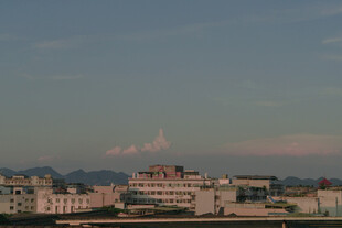 城市远景中的山峦暮色