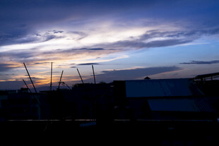 黄昏下的城市天际线