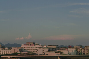 城市天际线与远处朦胧山峦