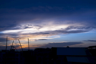 黄昏时分的天空与建筑景观